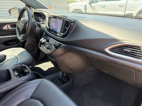 Used 2025 Chrysler Pacifica Select FWD image 10