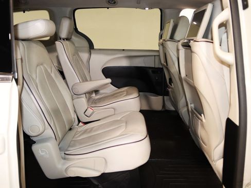 Used 2019 Chrysler Pacifica Limited w/ Tire & Wheel Group FWD image 64