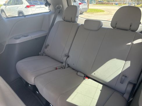 Used 2020 Toyota Sienna XLE w/ XLE Navigation Package image 23