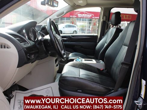 Used 2016 Chrysler Town & Country Touring-L image 12