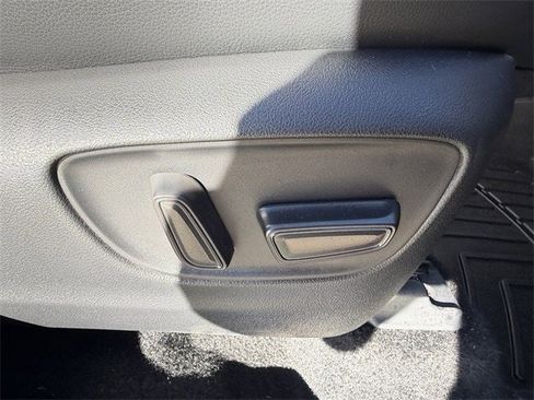 Certified 2024 Toyota Highlander XLE image 32