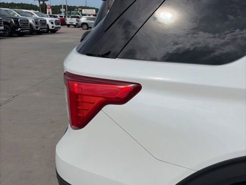 Used 2022 Ford Explorer Limited w/ Equipment Group 301A RWD image 6