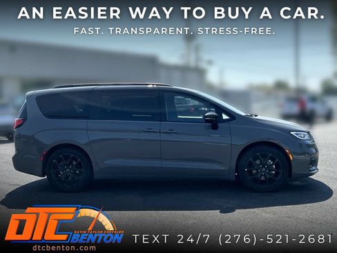 Used 2025 Chrysler Pacifica Limited FWD image 2