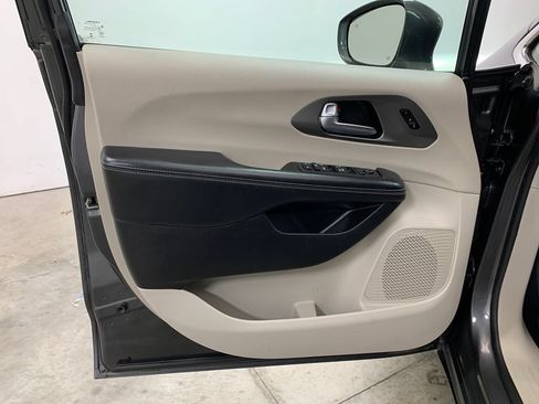 Used 2022 Chrysler Pacifica Touring-L FWD image 6