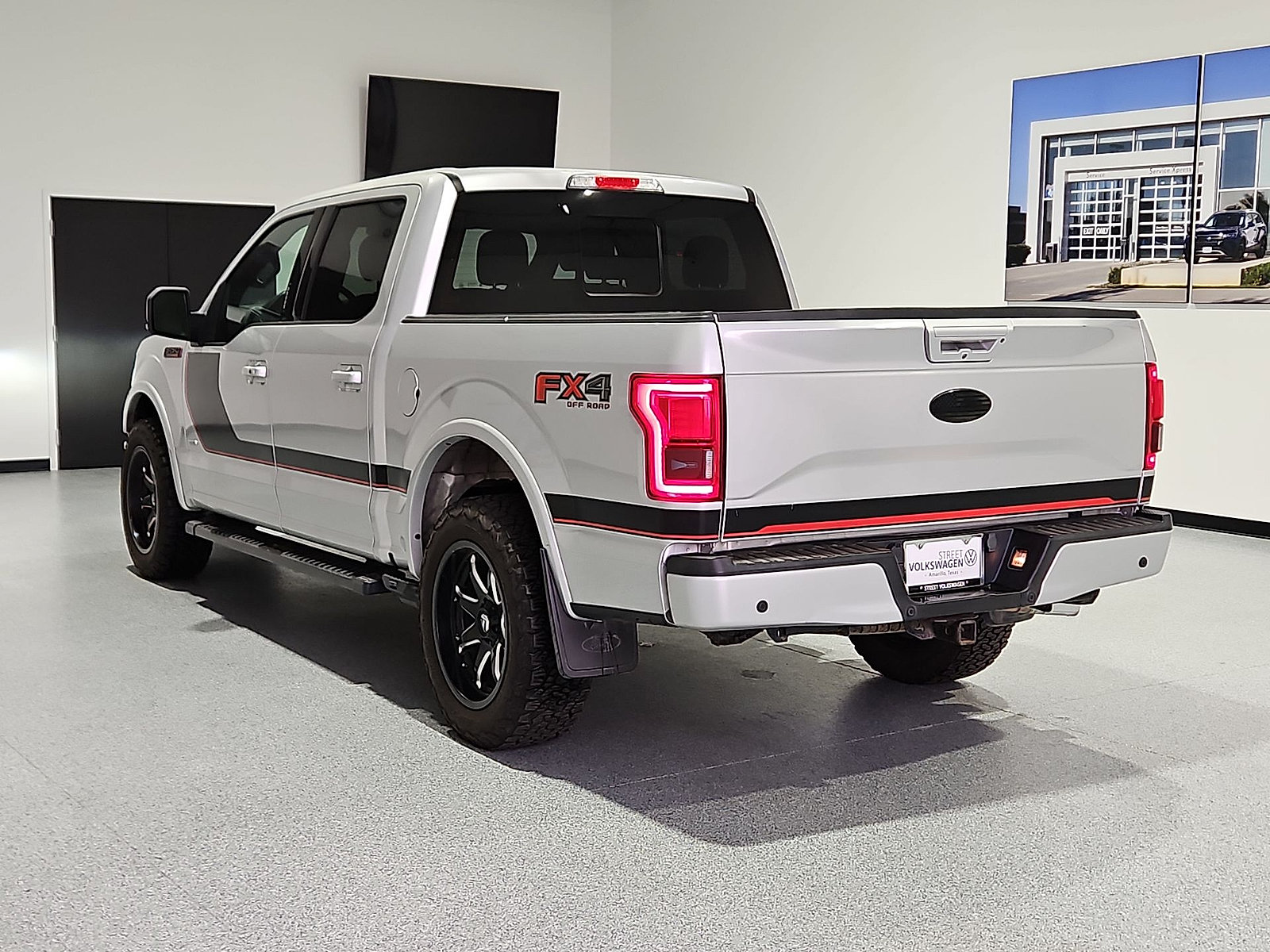 Used 2017 Ford F150 Lariat w/ Equipment Group 502A Luxury AWD/4WD image 6