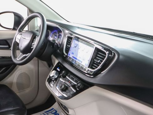 Used 2023 Chrysler Pacifica Touring-L FWD image 26