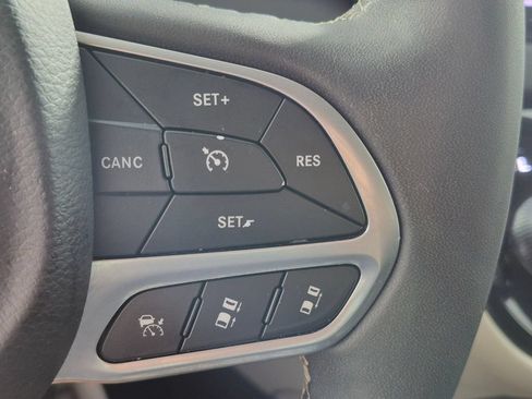 Used 2024 Chrysler Pacifica Touring-L FWD image 17