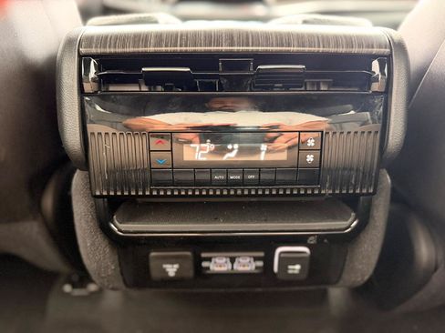 Used 2024 Jeep Wagoneer Series II w/ Flexible Seating Group RWD image 20