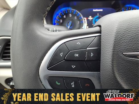 Used 2023 Chrysler Pacifica Touring-L image 14