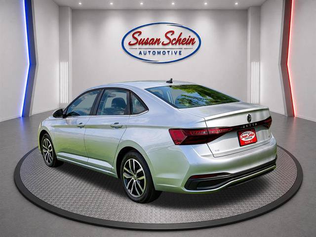 Used 2025 Volkswagen Jetta SE FWD image 6