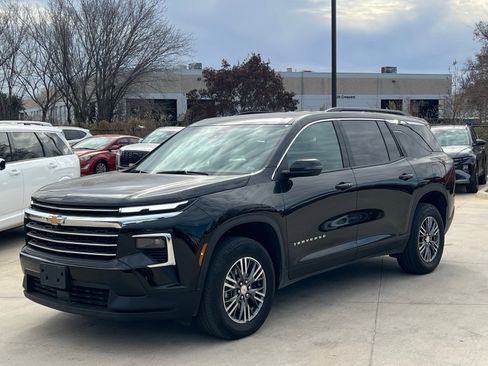 Used 2025 Chevrolet Traverse LT image 5