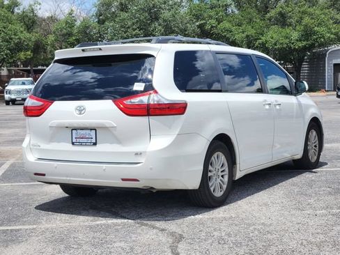 Used 2017 Toyota Sienna XLE w/ XLE Navigation Package FWD image 4