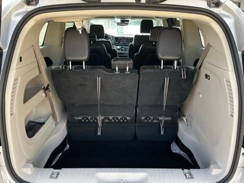 Used 2024 Chrysler Pacifica Touring-L image 8