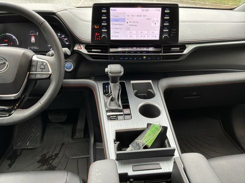 Used 2023 Toyota Sienna XSE FWD image 30