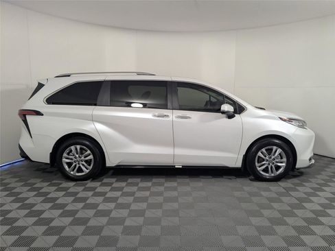 Used 2024 Toyota Sienna Limited image 5