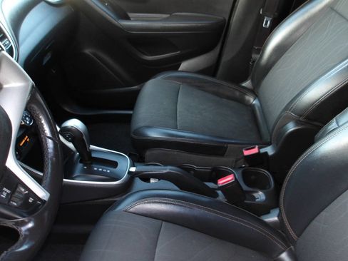 Used 2018 Chevrolet Trax LT w/ LT Convenience Package image 16