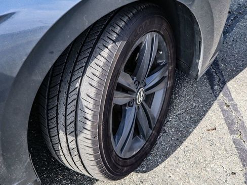 Used 2023 Volkswagen Jetta SE w/ Panoramic Sunroof Package image 40