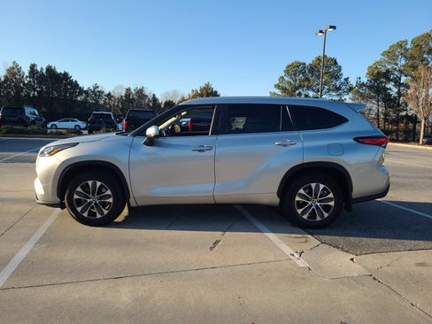 Certified 2023 Toyota Highlander L image 8