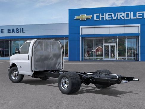 New 2026 Chevrolet Express 4500 w/ Power Convenience Package RWD image 3