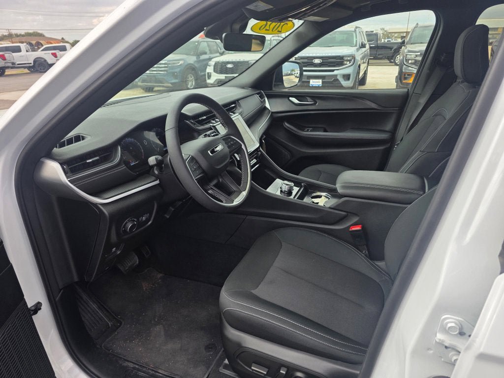 Used 2026 Jeep Grand Cherokee L 2WD image 8