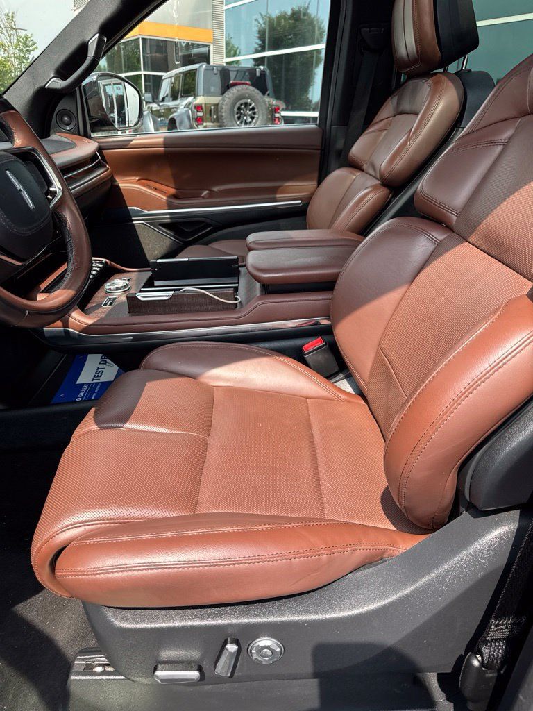 Used 2025 Lincoln Navigator Reserve AWD/4WD image 14
