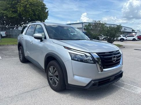 Used 2025 Nissan Pathfinder SV FWD image 3