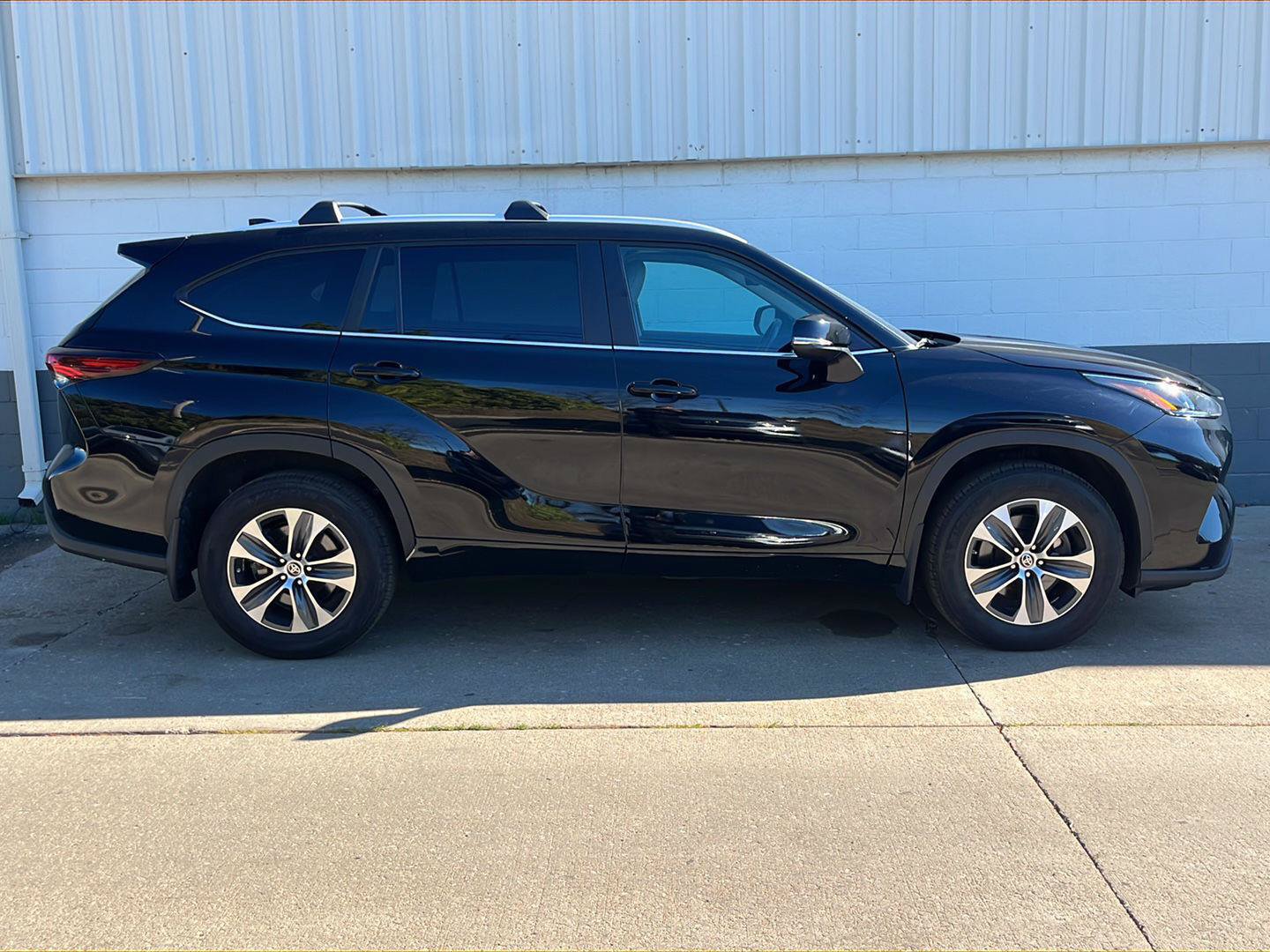 Used 2024 Toyota Highlander XLE AWD/4WD image 35