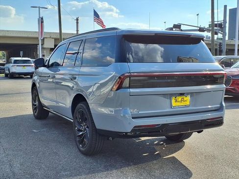 New 2025 Lincoln Navigator Reserve w/ Jet Appearance Package image 4