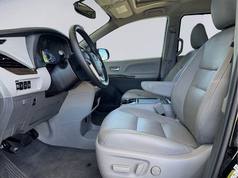 Used 2017 Toyota Sienna XLE w/ XLE Navigation Package FWD image 9