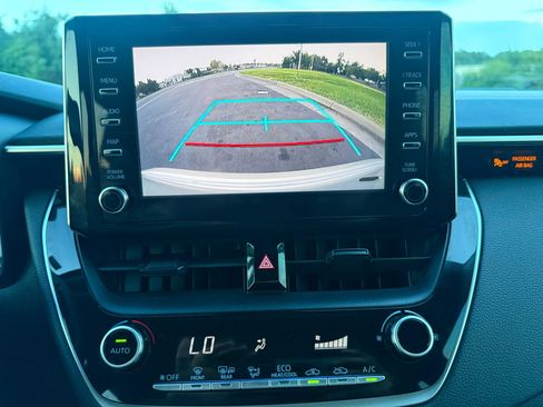 Used 2020 Toyota Corolla LE FWD image 25