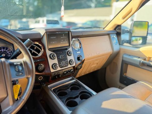 Used 2016 Ford F250 Lariat w/ Lariat Interior Package AWD/4WD image 28
