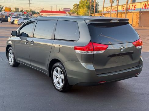 Used 2012 Toyota Sienna FWD image 3