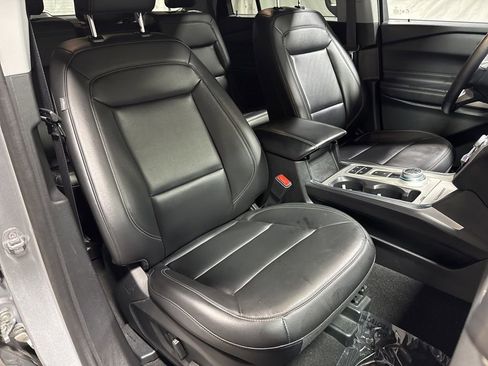 Used 2024 Ford Explorer XLT RWD image 10
