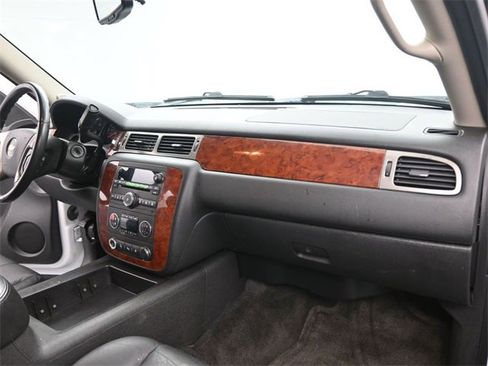 Used 2011 Chevrolet Suburban LT image 24
