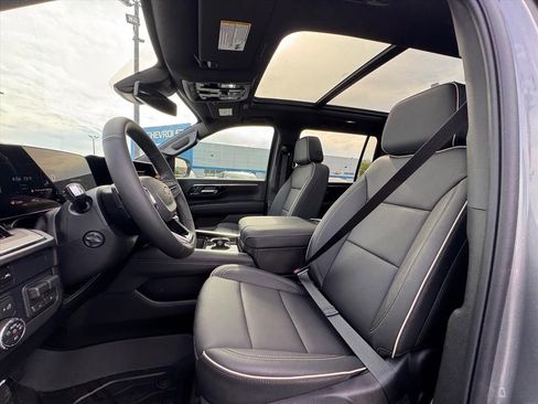 New 2026 Chevrolet Suburban Premier AWD/4WD image 17