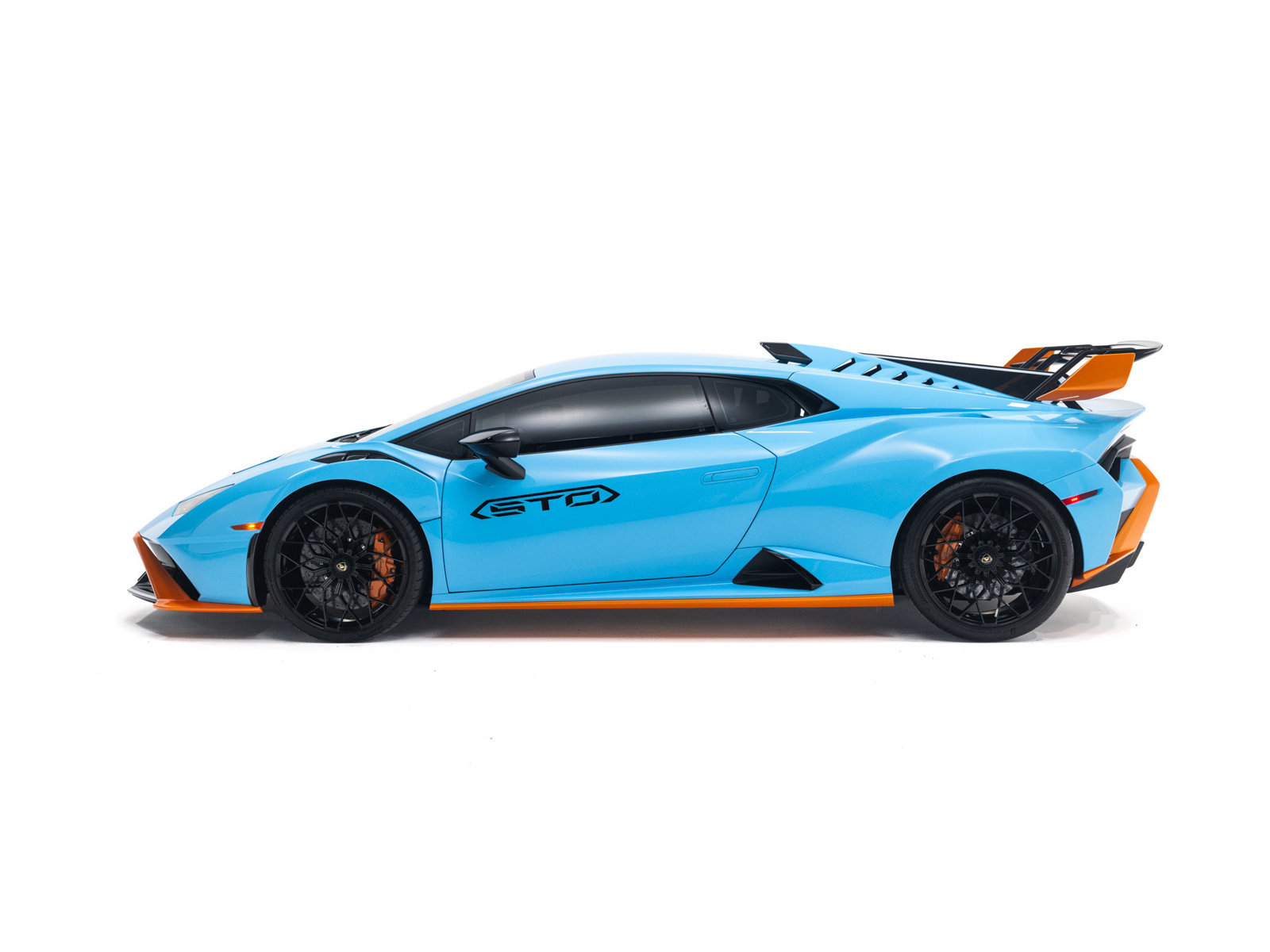 Used 2022 Lamborghini Huracan STO RWD image 3