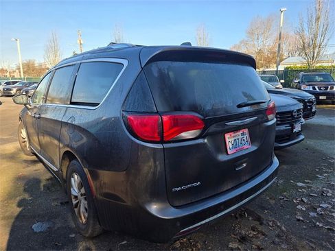 Used 2019 Chrysler Pacifica Touring-L image 4