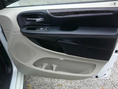 Used 2016 Chrysler Town & Country Touring image 20