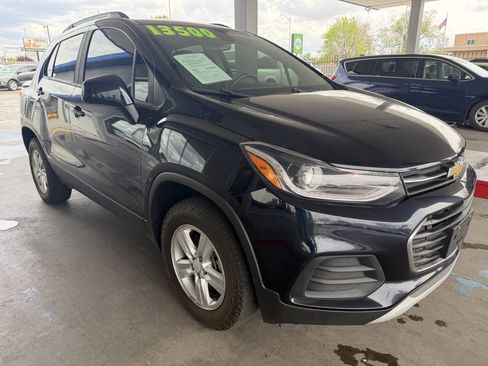 Used 2022 Chevrolet Trax LT w/ LT Convenience Package AWD/4WD image 2