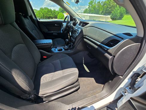 Used 2017 Chevrolet Traverse LT w/ Traveler's Package FWD image 23