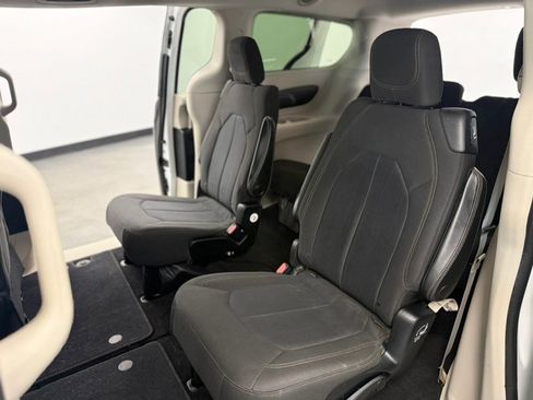 Used 2017 Chrysler Pacifica Touring w/ Tire & Wheel Group FWD image 42