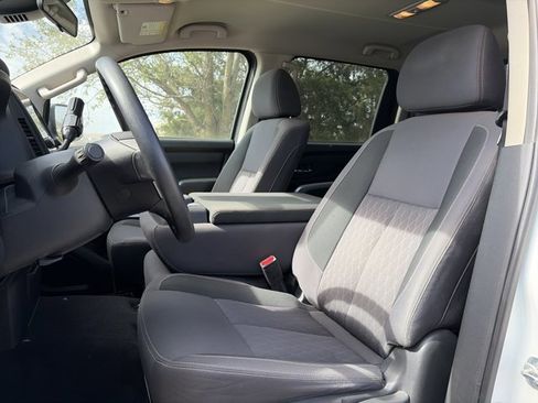 Used 2023 Nissan Titan SV image 6