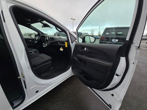 New 2026 Chrysler Voyager LX image 10