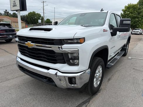 Used 2024 Chevrolet Silverado 2500 LT AWD/4WD image 4