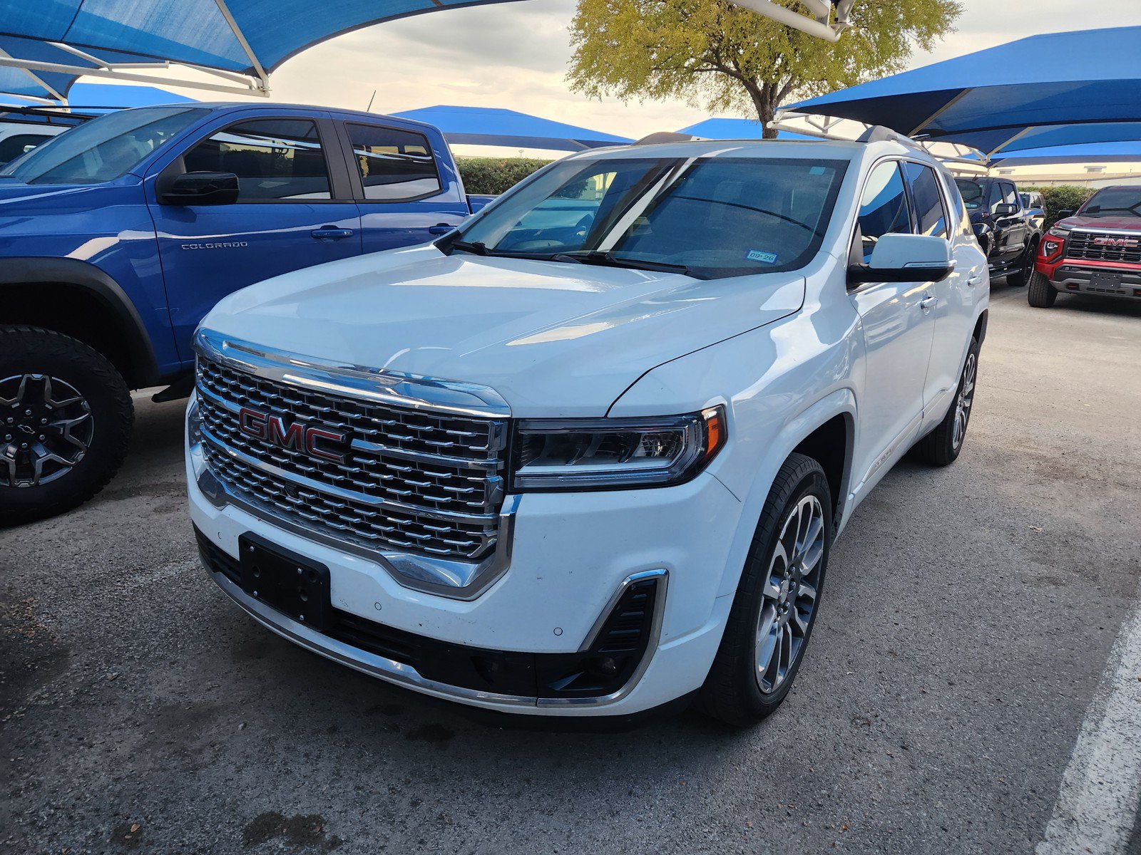 Used 2023 GMC Acadia Denali w/ Denali Ultimate Package FWD image 2