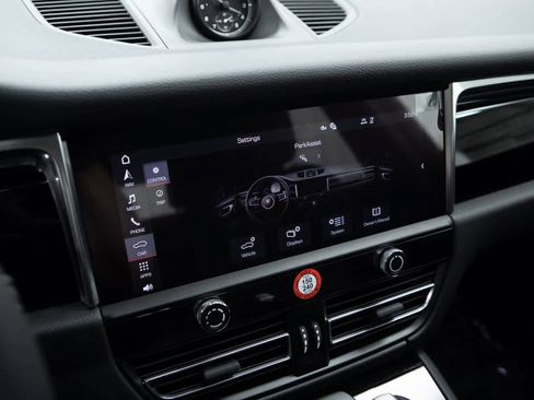 Certified 2025 Porsche Macan image 15