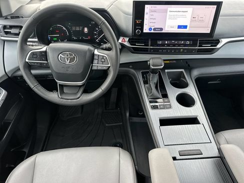 Certified 2026 Toyota Sienna XLE FWD image 14
