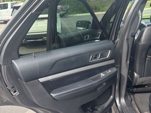 Used 2016 Ford Explorer XLT w/ Equipment Group 202A AWD/4WD image 14