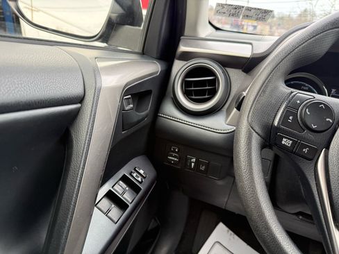 Used 2018 Toyota RAV4 LE image 15