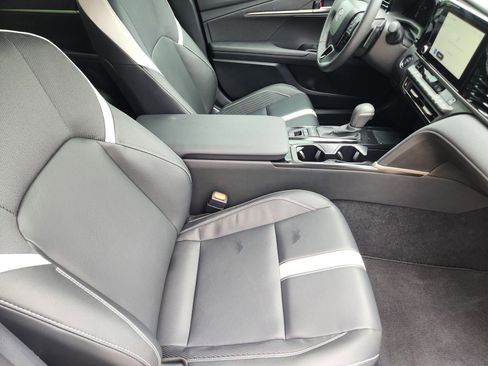 Used 2025 Toyota Camry SE w/ Convenience Package FWD image 15